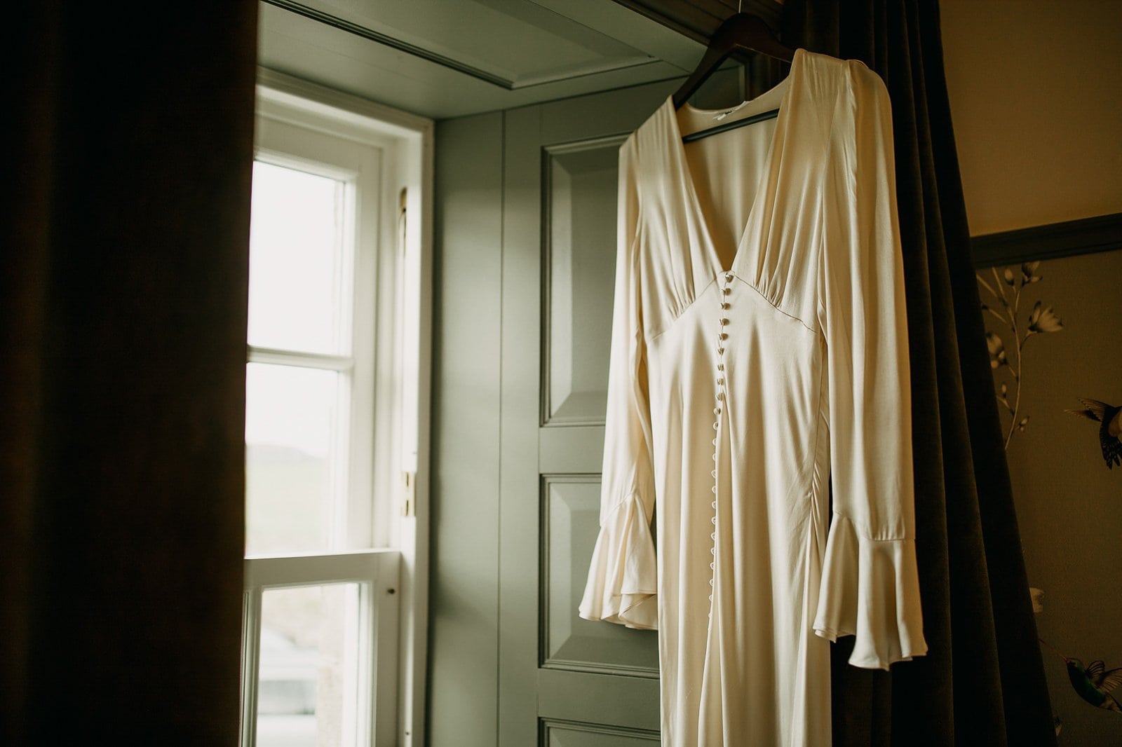 Vintage wedding dress at Monkstadt 1745 elopement, Isle of Skye
